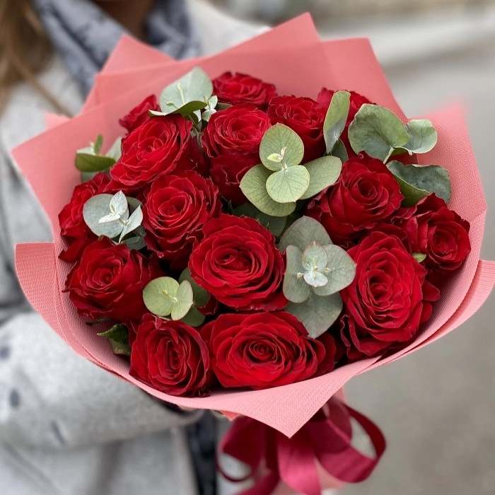 Qırmızı roza buketdə Qızılgül