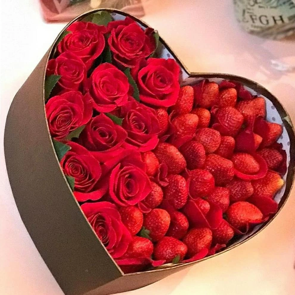 Qırmızı roza və çiyələk Buketlər