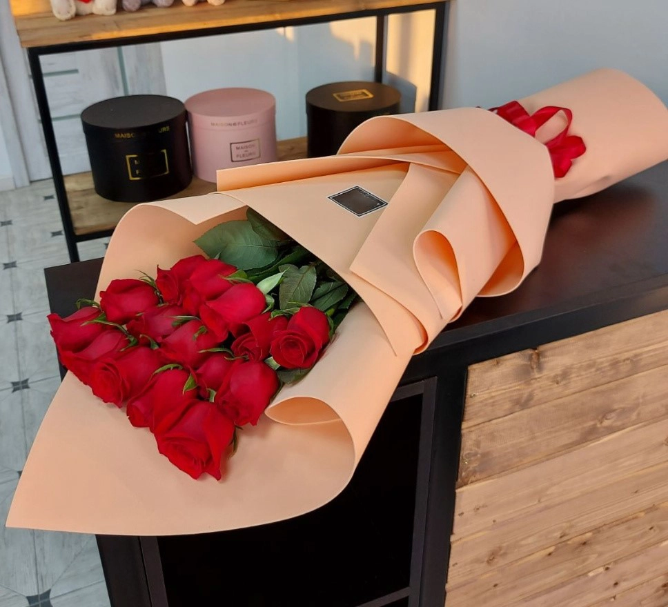 Qırmızı rozalar fərqli düzülüşdə Qızılgül