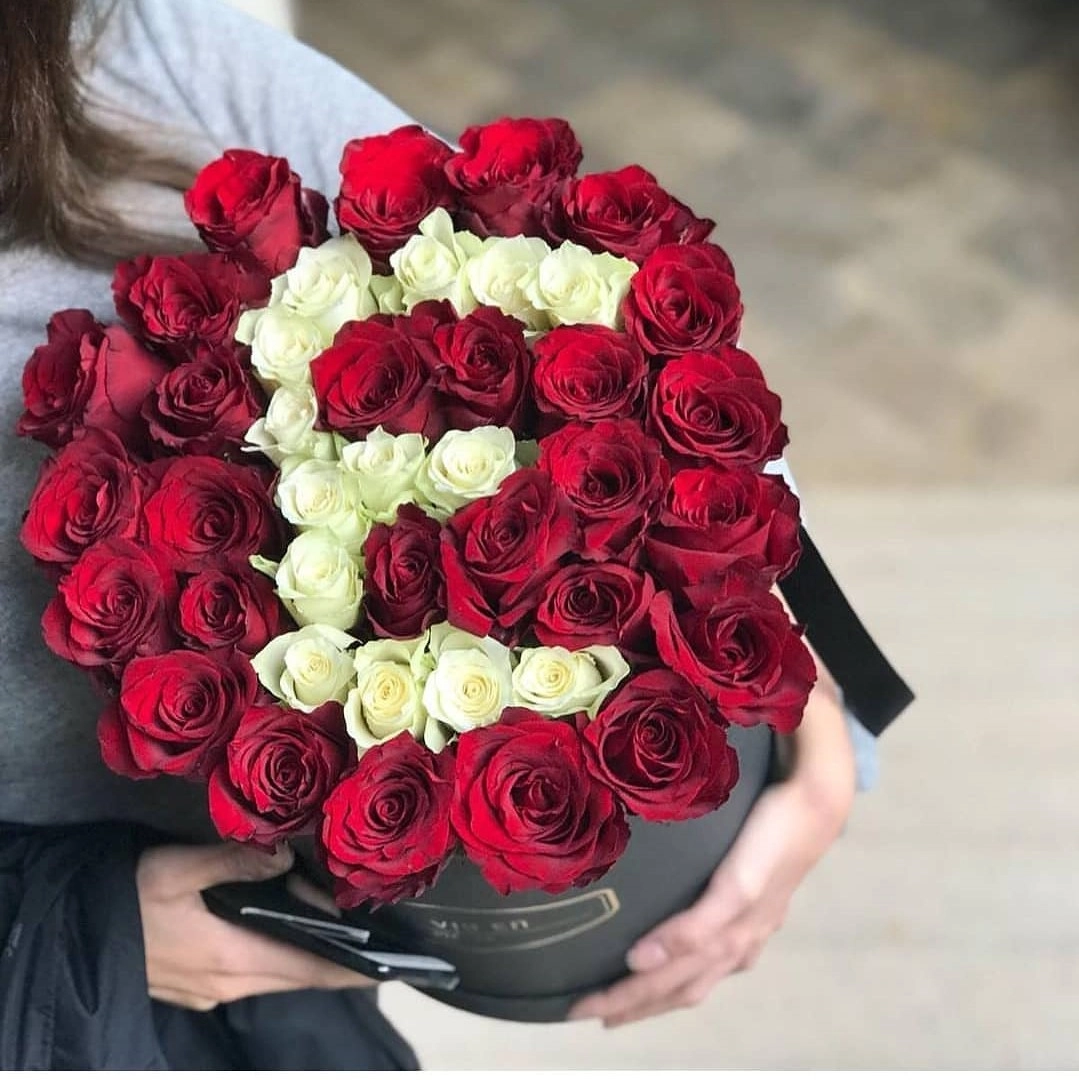 Qızılgüllərlə E hərfi 8 mart