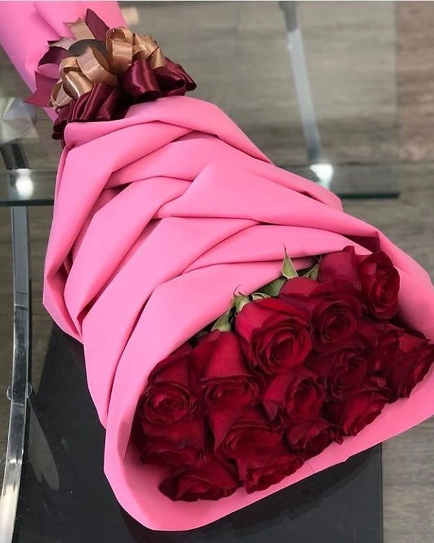 Roza buketi fərqli formatda Qızılgül