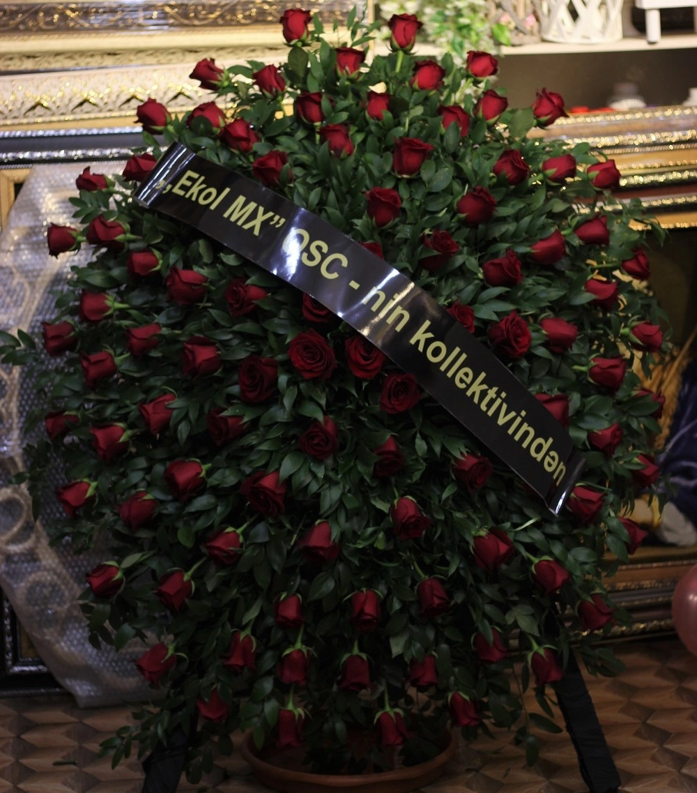Roza ilə əklil Kompozisiya