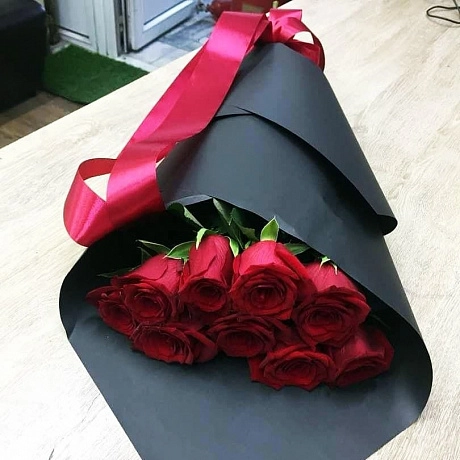 Rozalar qara bağlamada Qızılgül