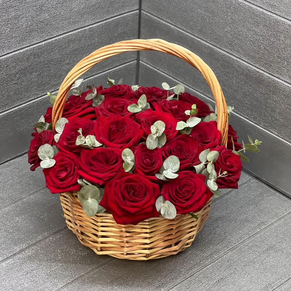 Rozalar səbətdə 8 mart
