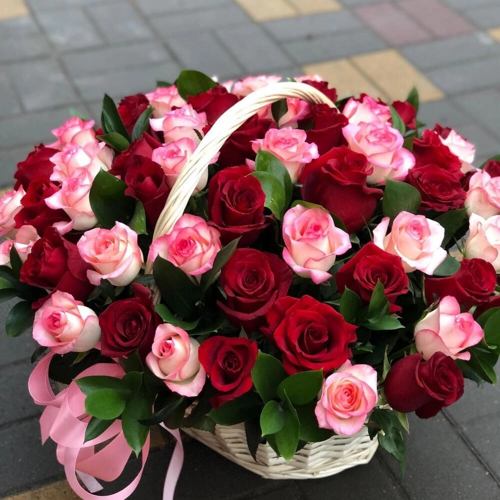 Rozalarla gül səbəti Qızılgül