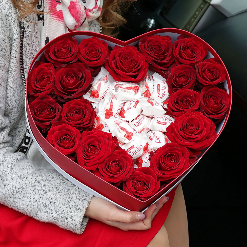 Ürək qutuda qızıgül və raffaello 8 mart