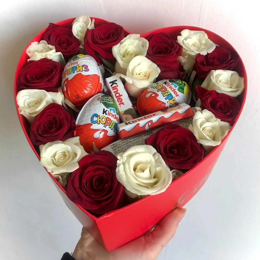 Ürək qutuda qızılgül və kinder 8 mart
