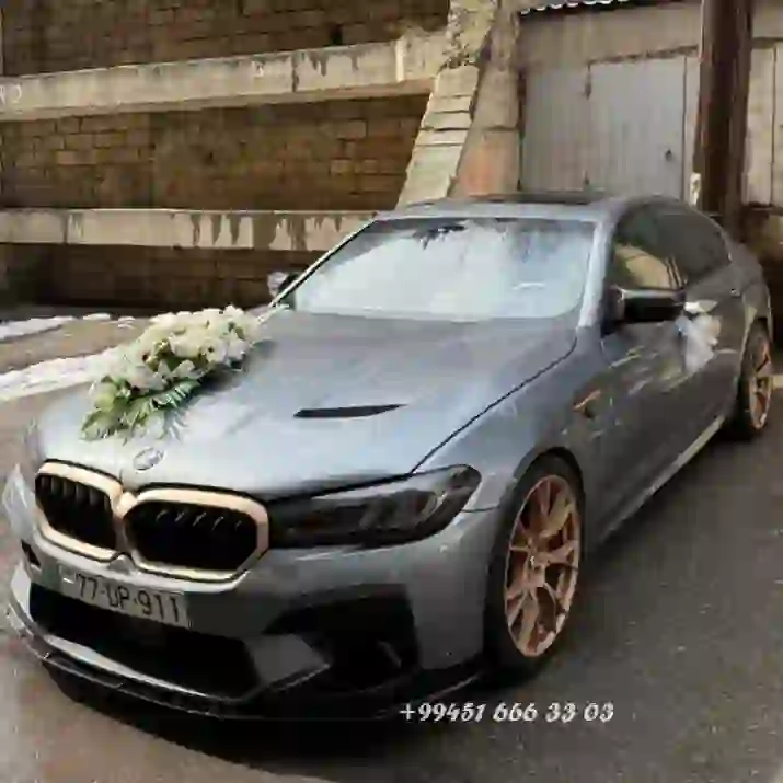 Maşın bəzəyi suni güllərlə