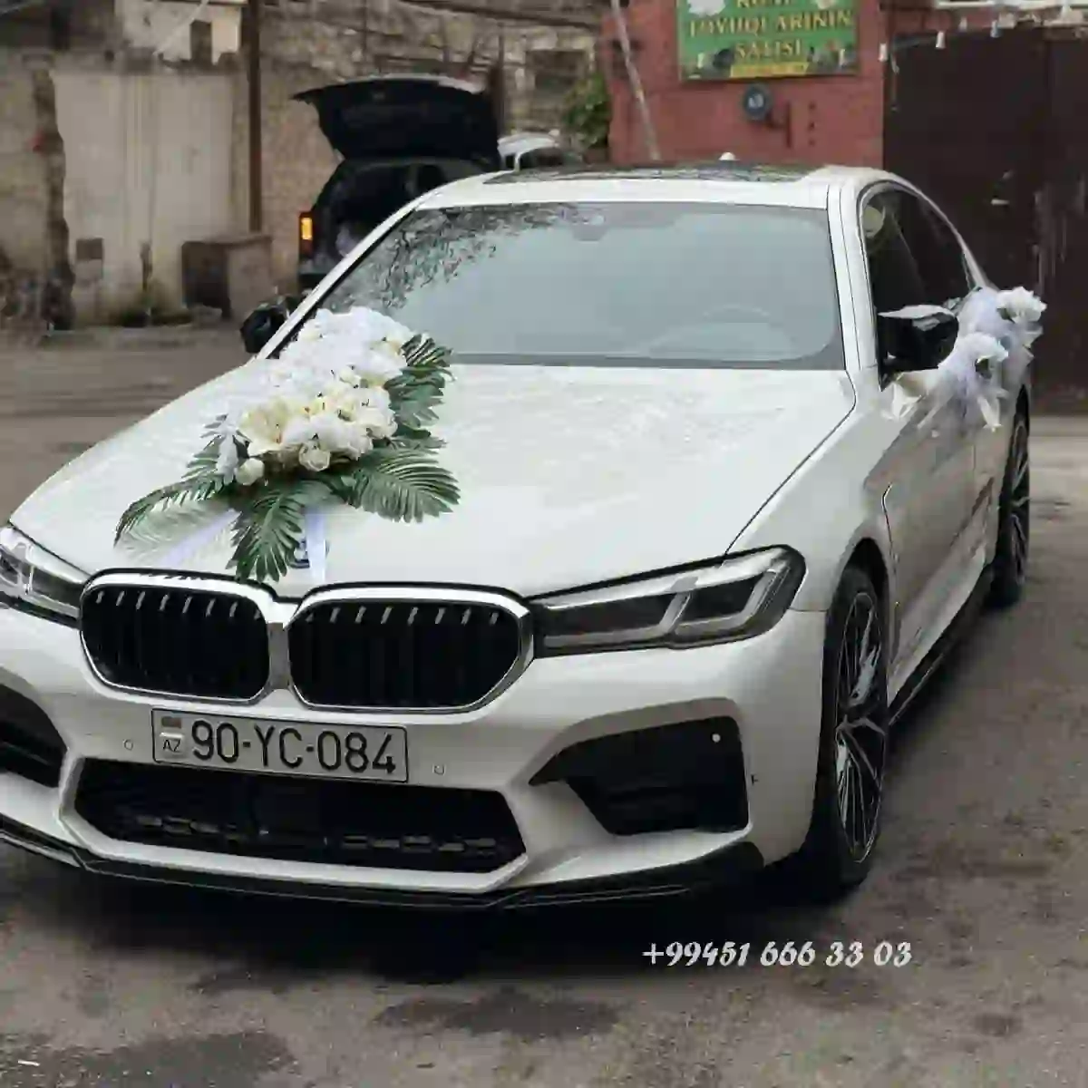 Maşın bəzəyi ağ güllərlə kirayə