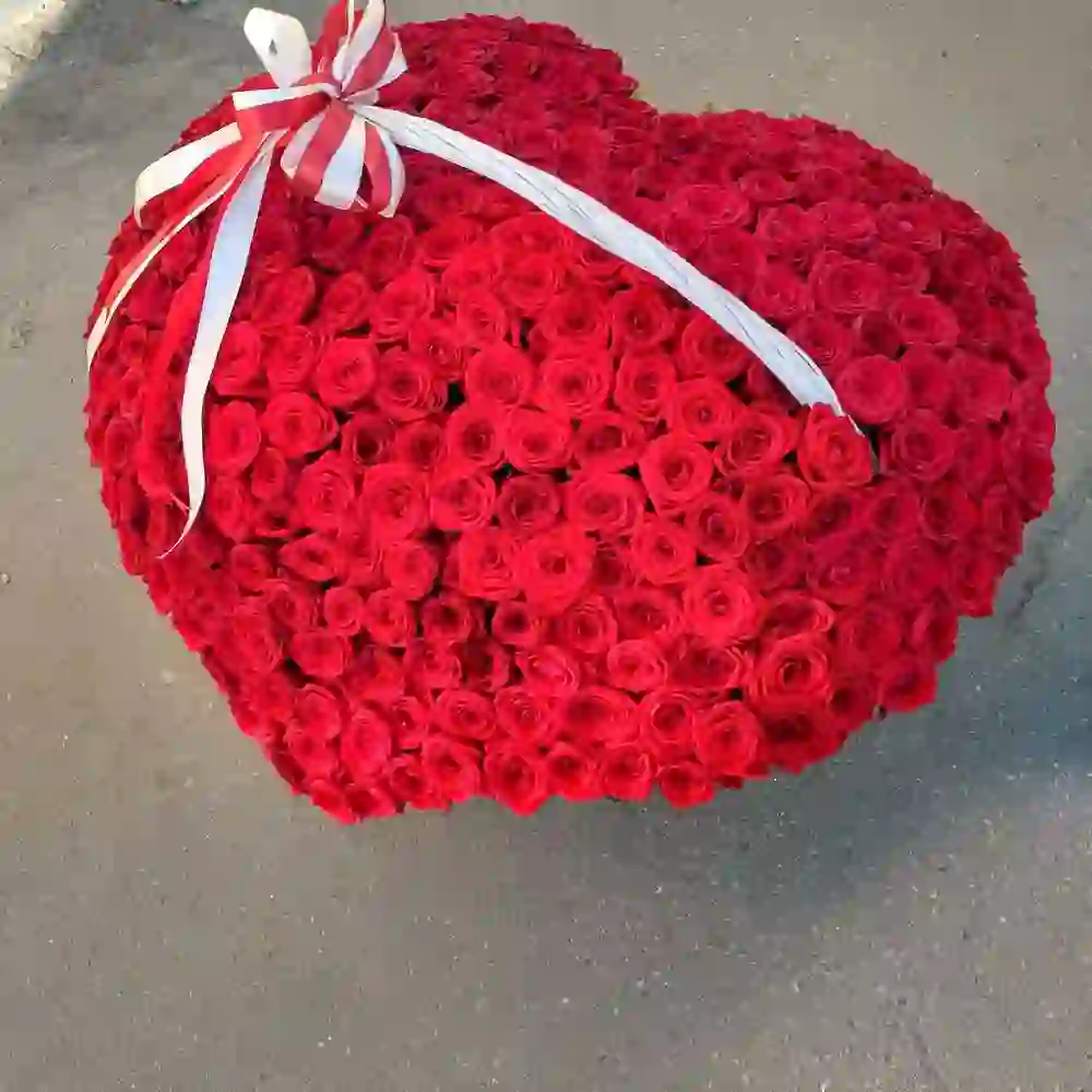 Rozalarla ürək formasında