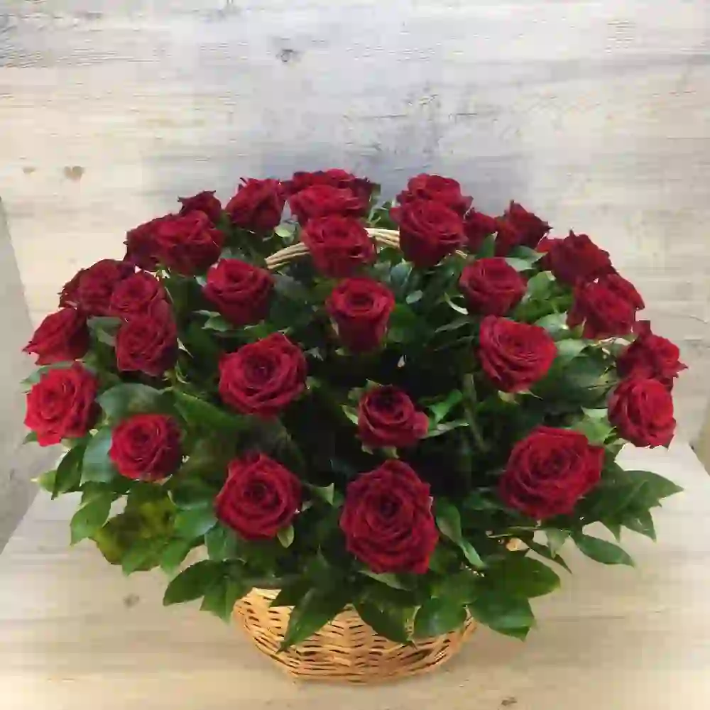 Gül səbəti qırmızı rozalarla