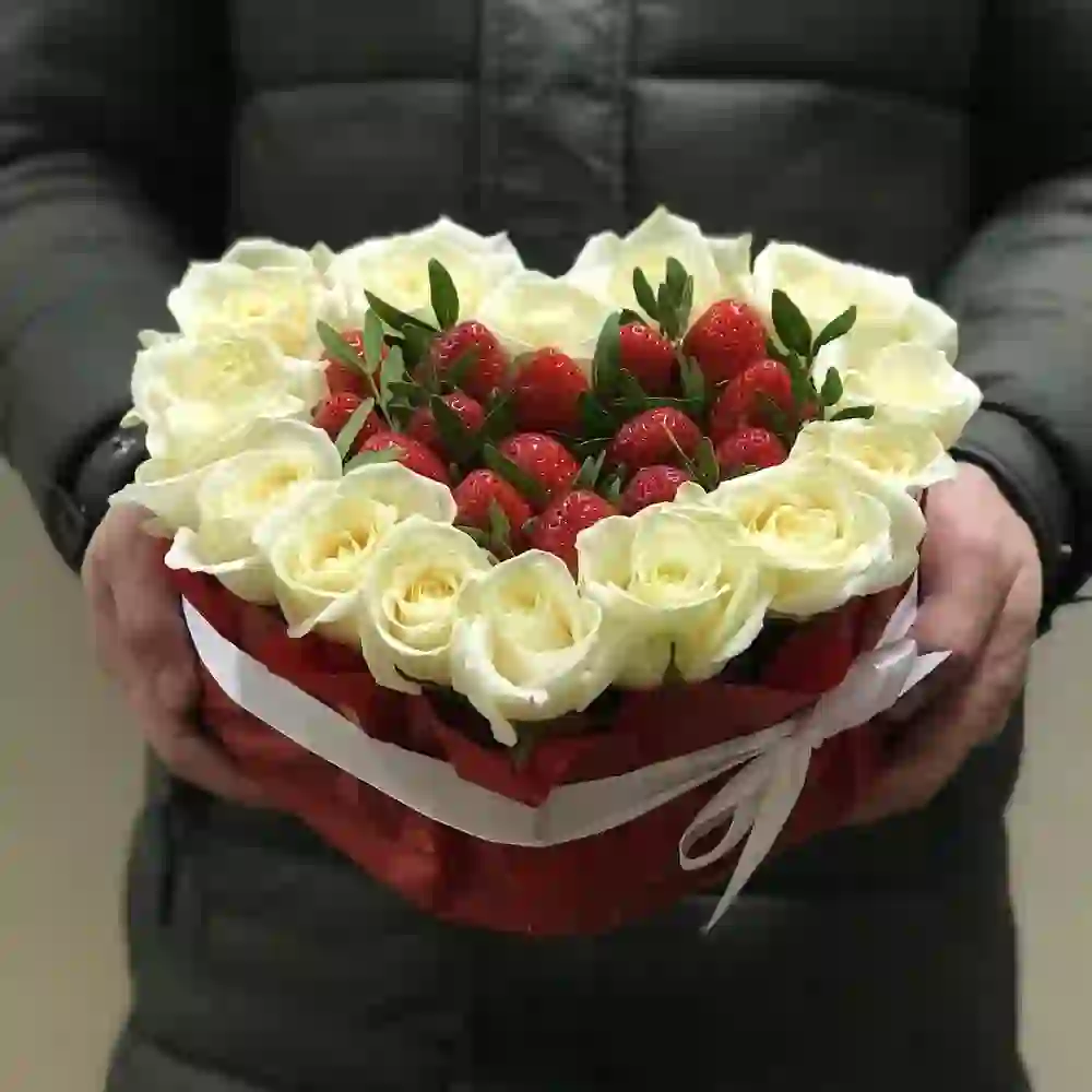 Ağ roza və çiyələk qutusu