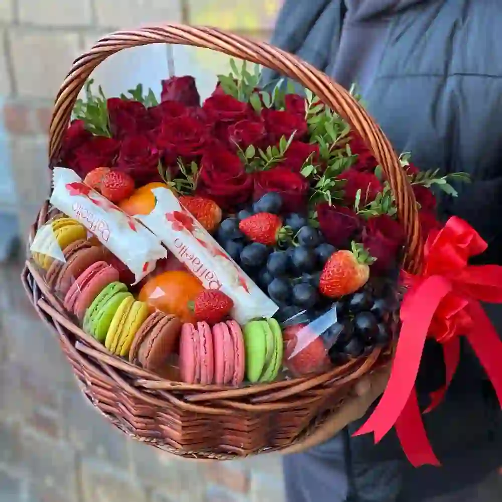 Qızılgül və meyvə səbəti