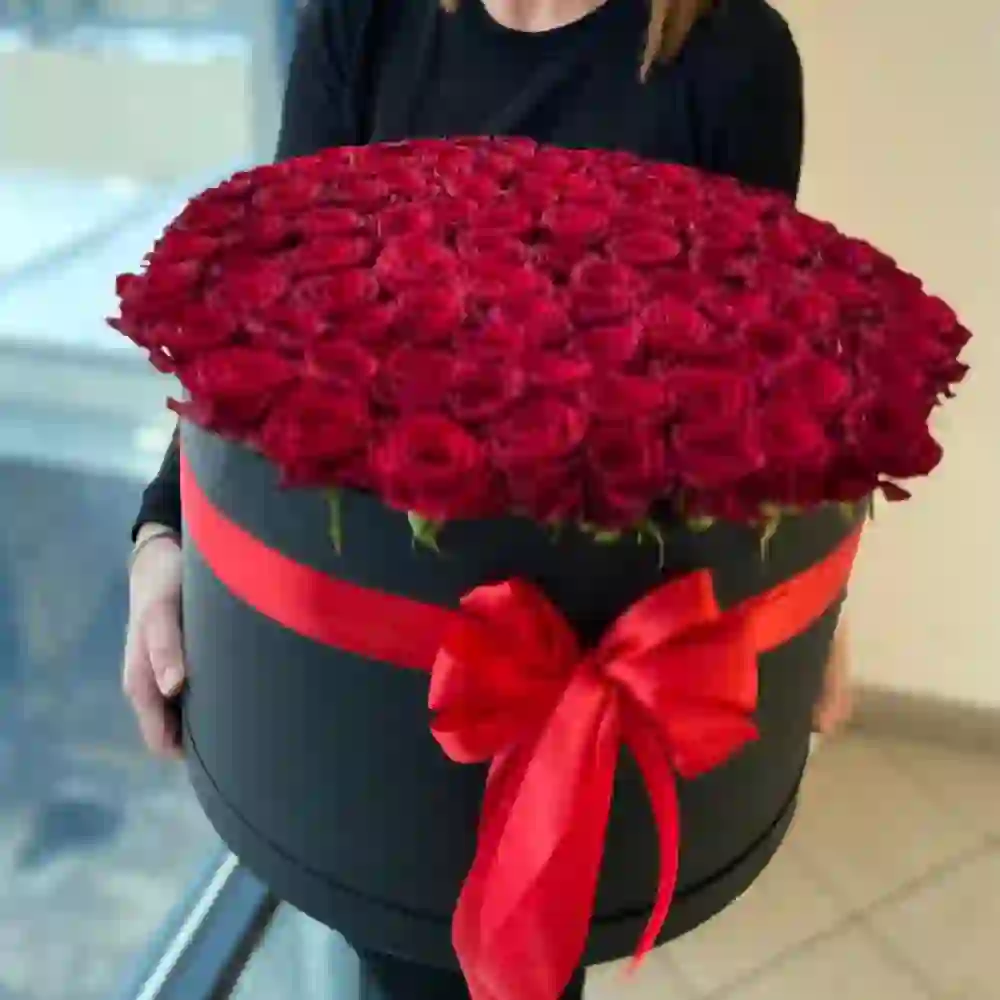 Qırmızı rozalar qutuda