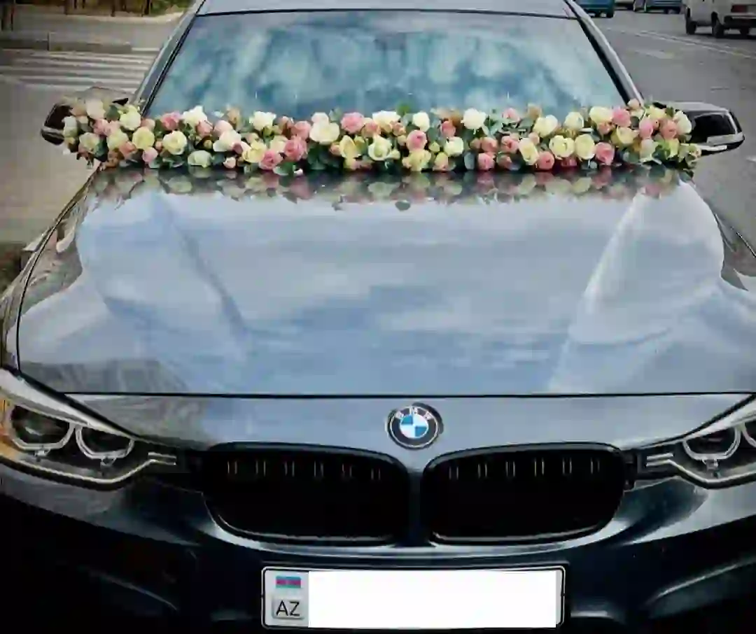 Maşın bəzəyi rozalarla
