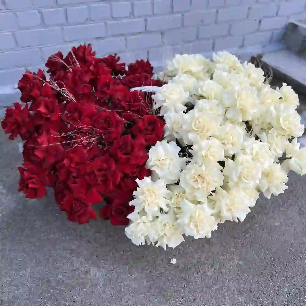 51 roza səbətdə