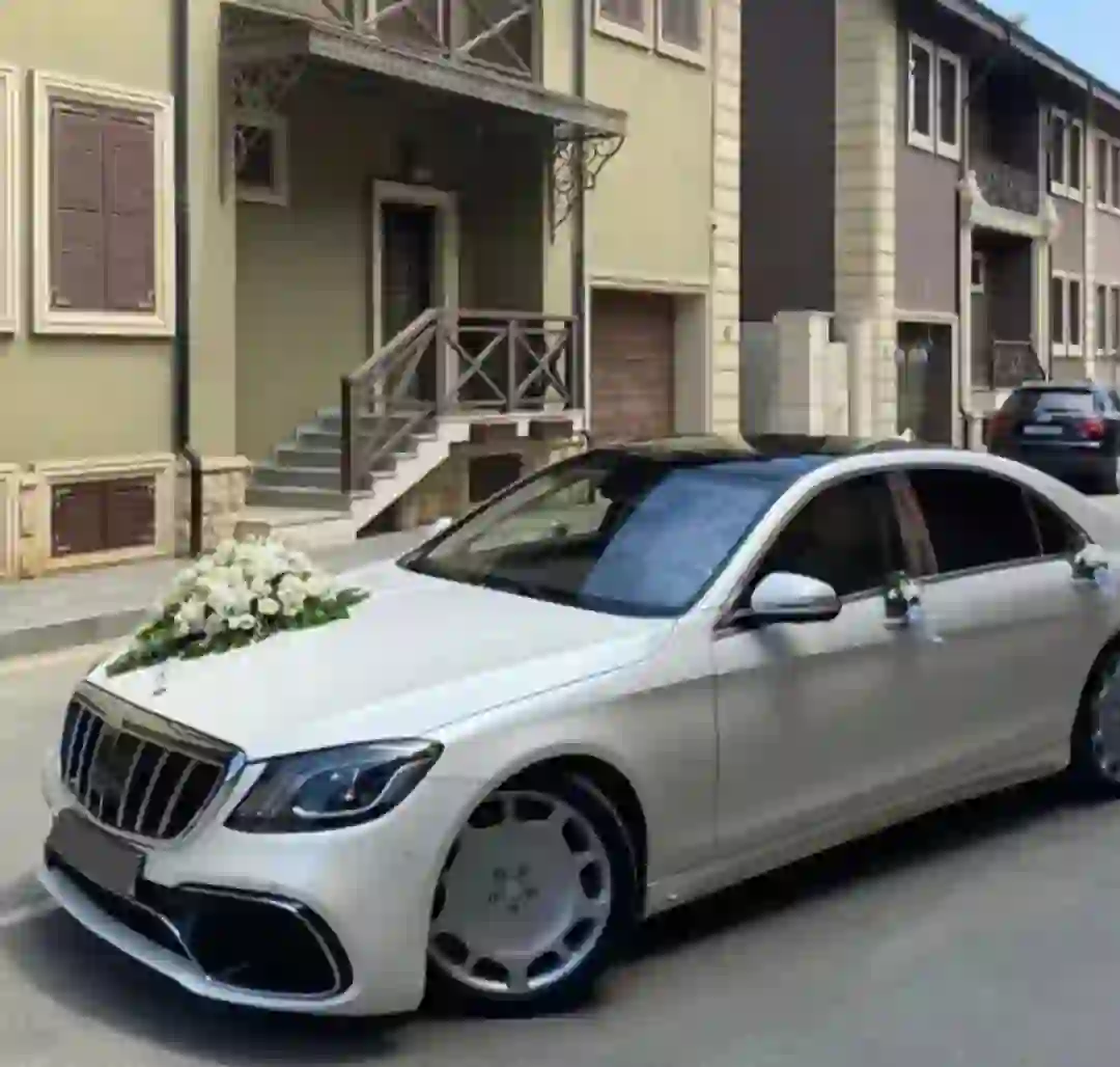 Maşın bəzəyi ağ güllərlə