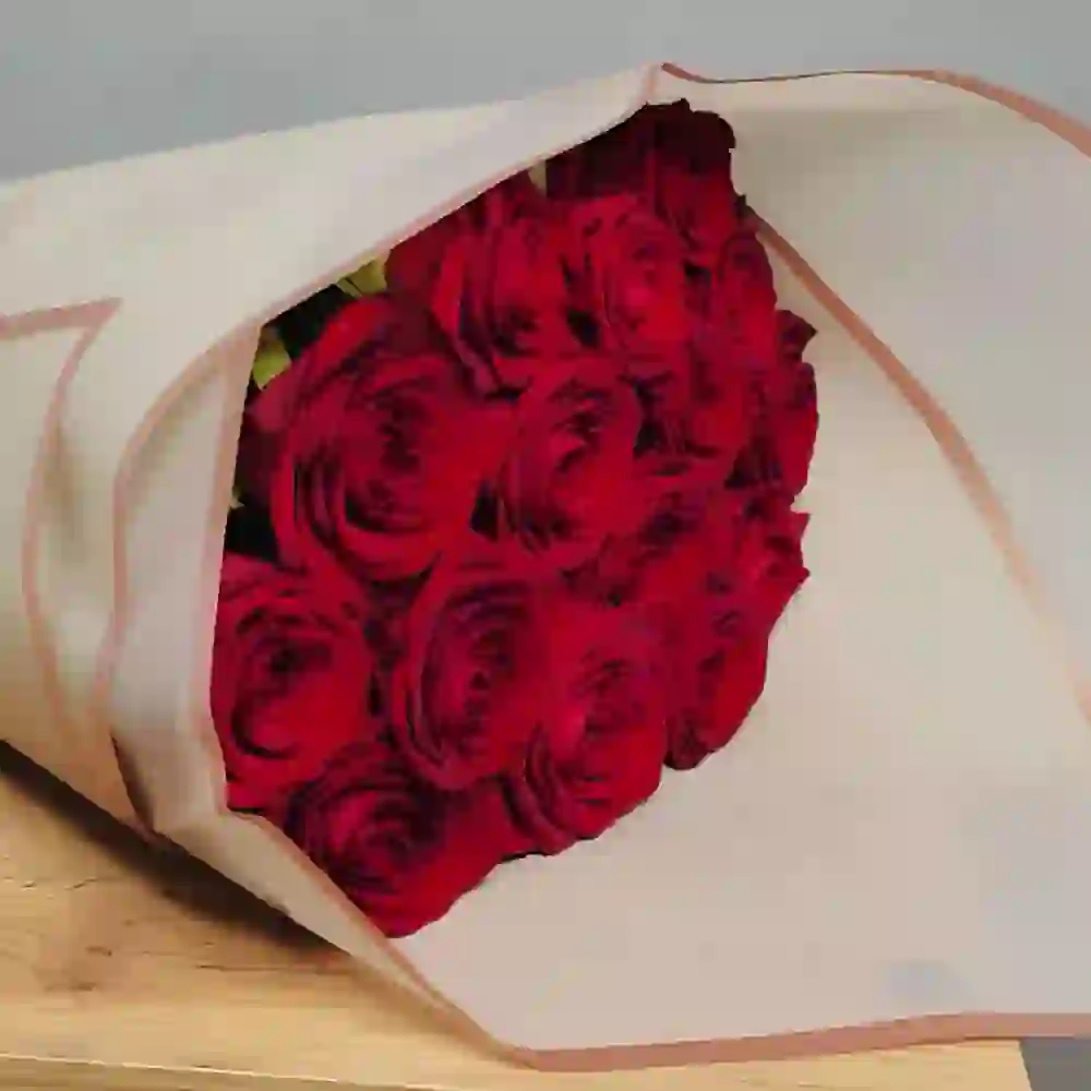 Roza buketi bağlamada