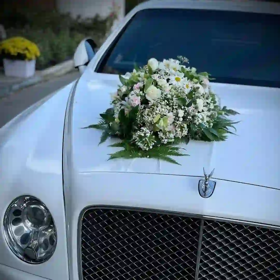 Gəlin maşını bəzəyi ağ güllərlə
