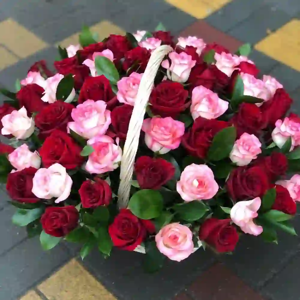 Rozalarla gül səbəti