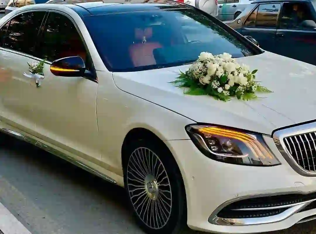 Maşın bəzəyi ağ tonlarda