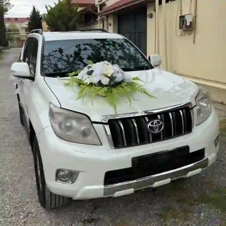 Maşın bəzəkləri ağ güllərlə