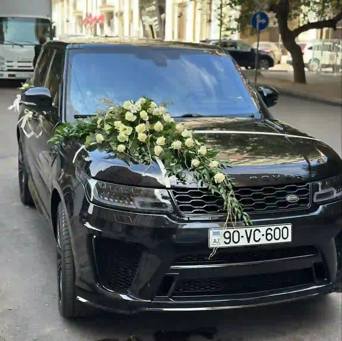 Maşın bəzəmə ağ güllərlə