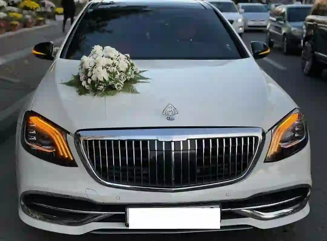 Maşın bəzəyi ağ tonlarda