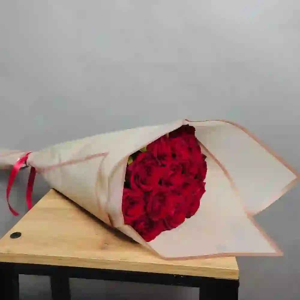 Roza buketi bağlamada