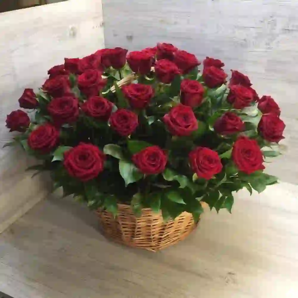 Gül səbəti qırmızı rozalarla