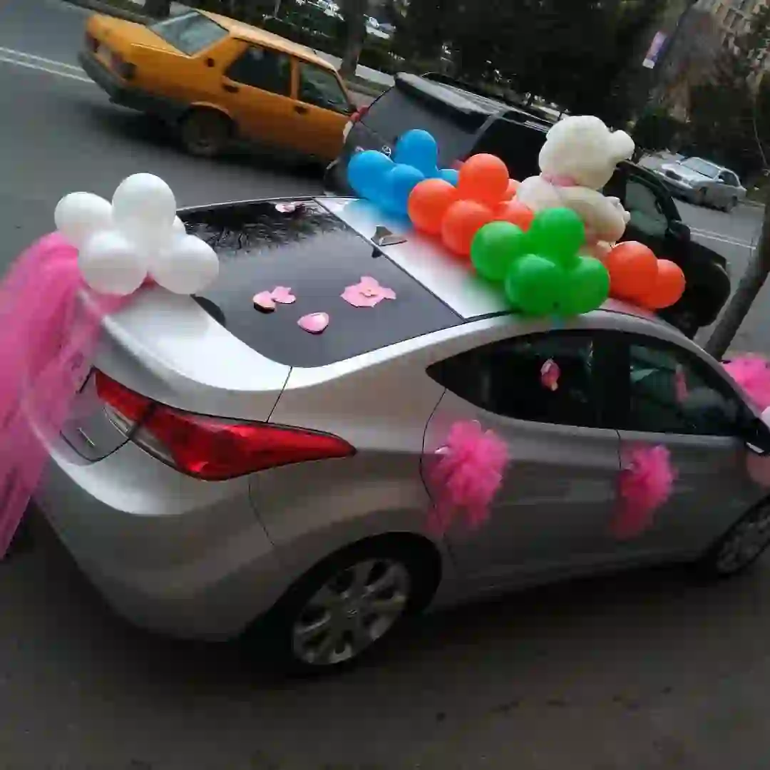 Maşın bəzəyi şarlarla