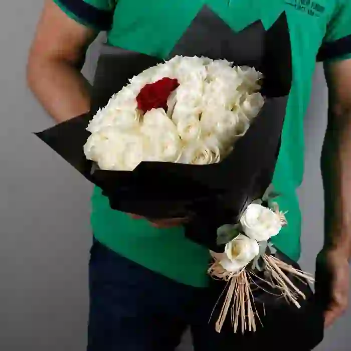 Buketdə ağ rozalar