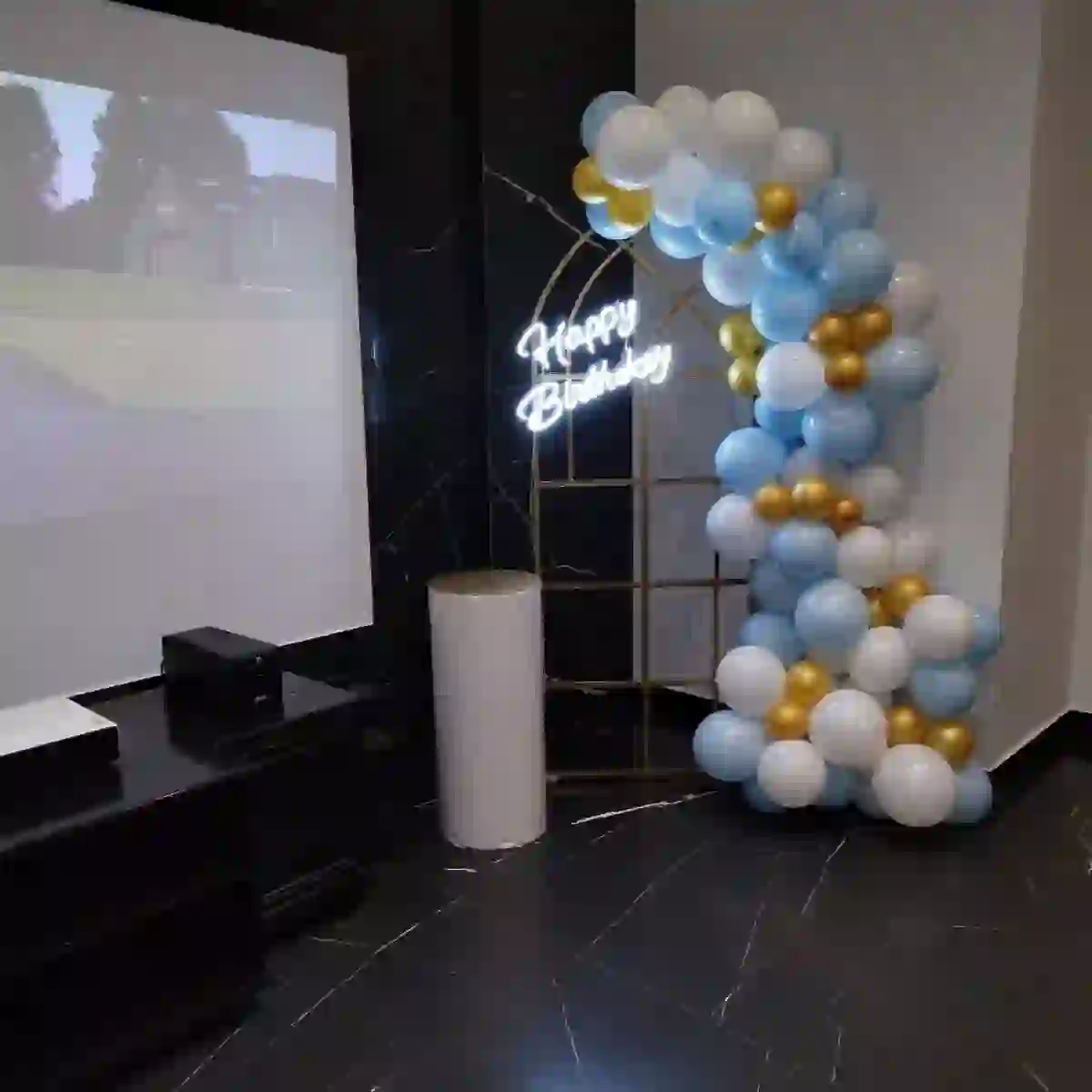 Ad günü dekoru neon işıqla