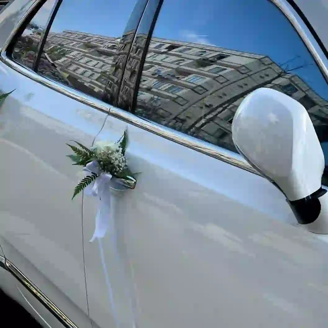 Gəlin maşını bəzəyi ağ güllərlə