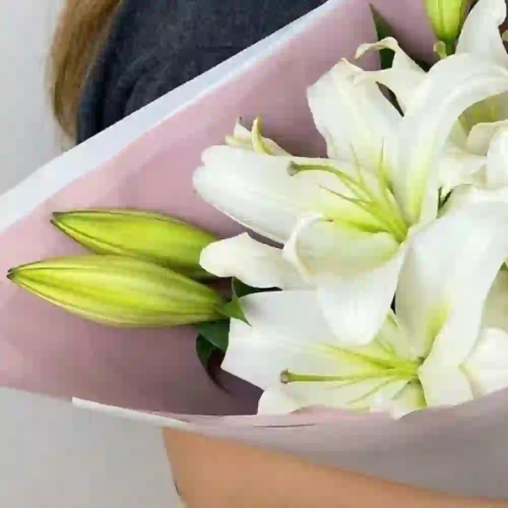 Ağ liliya buketi
