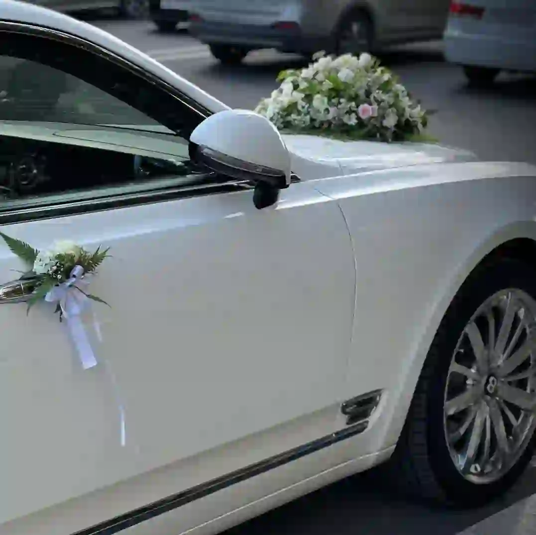 Gəlin maşını bəzəyi ağ güllərlə