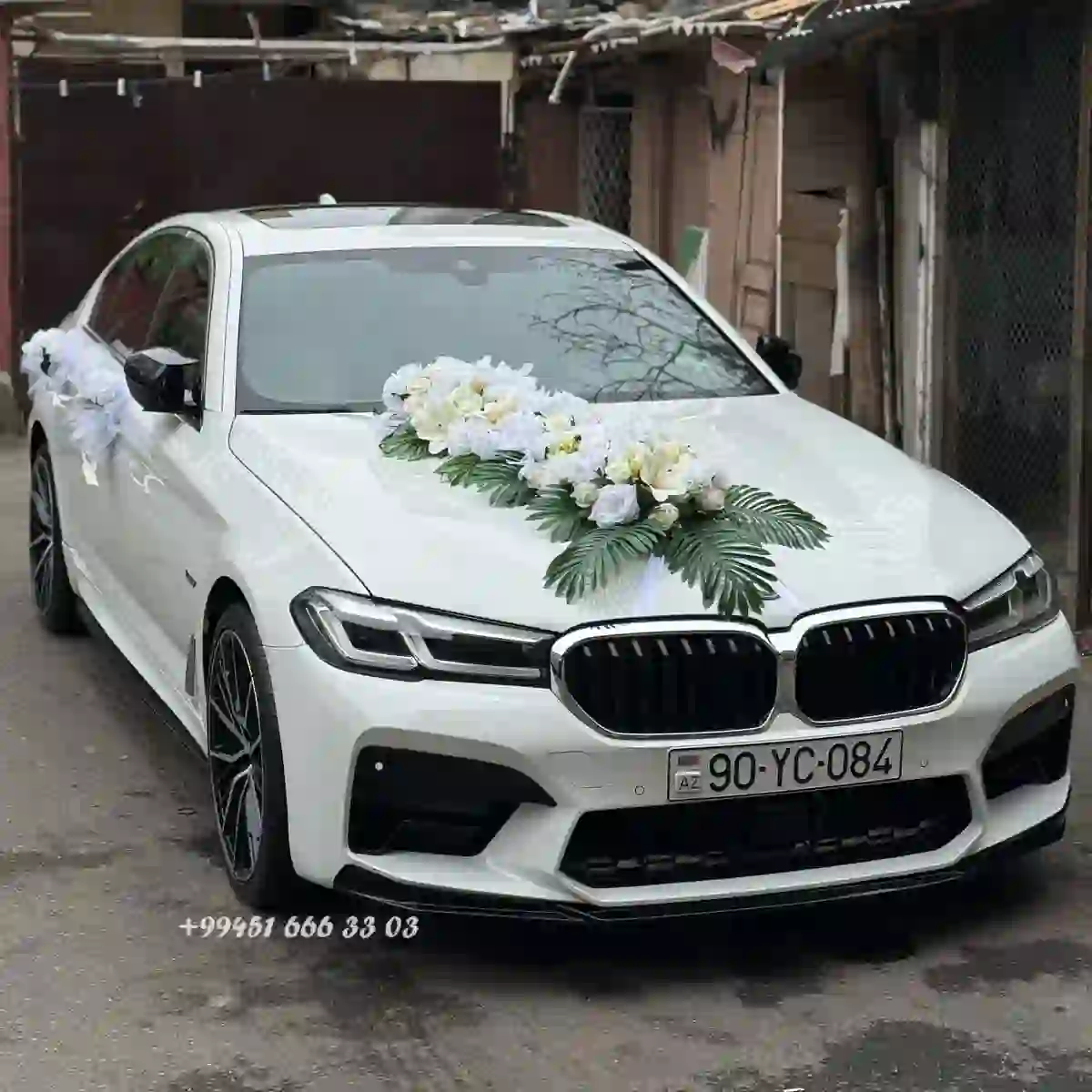 Maşın bəzəyi ağ güllərlə kirayə