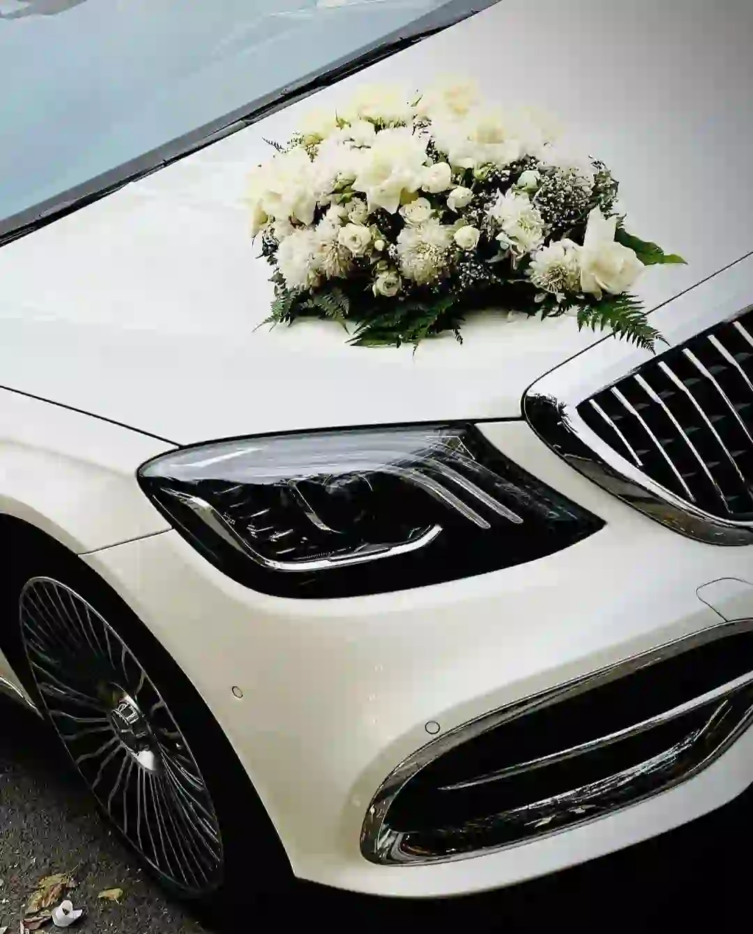 Maşın bəzədilməsi ağ güllərlə