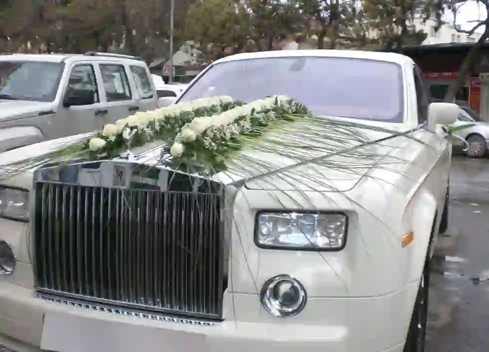 Toy maşın bəzəyi gül ilə