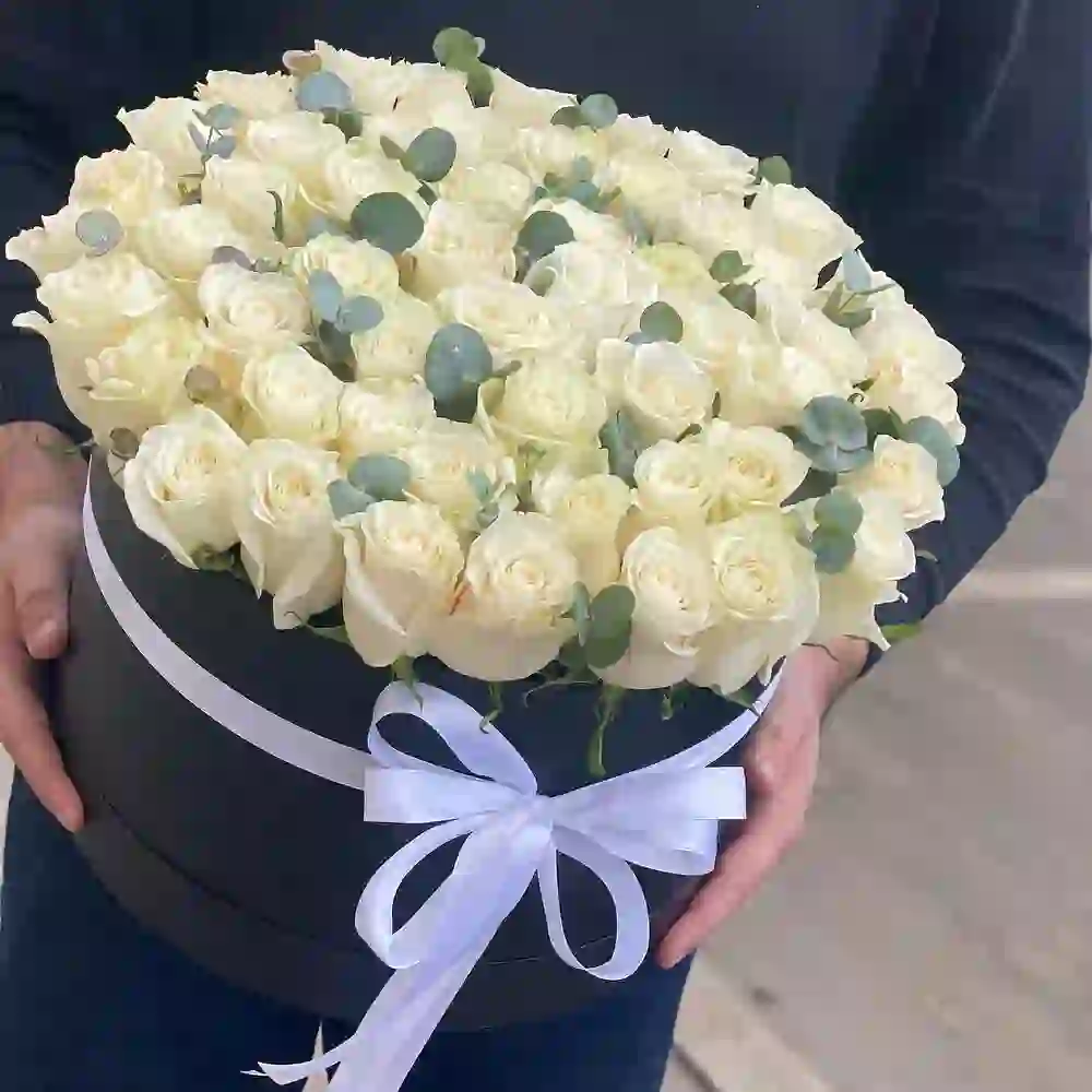 51 ağ roza qutusu