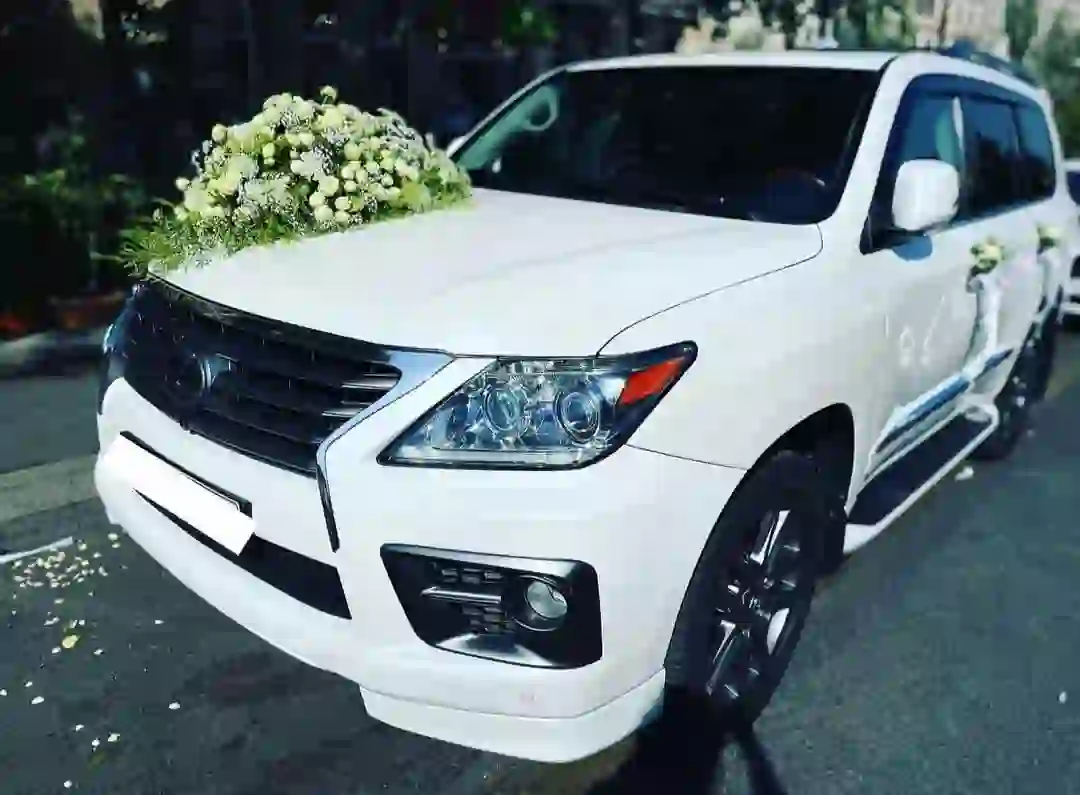 Maşın bəzəkləri ağ güllər