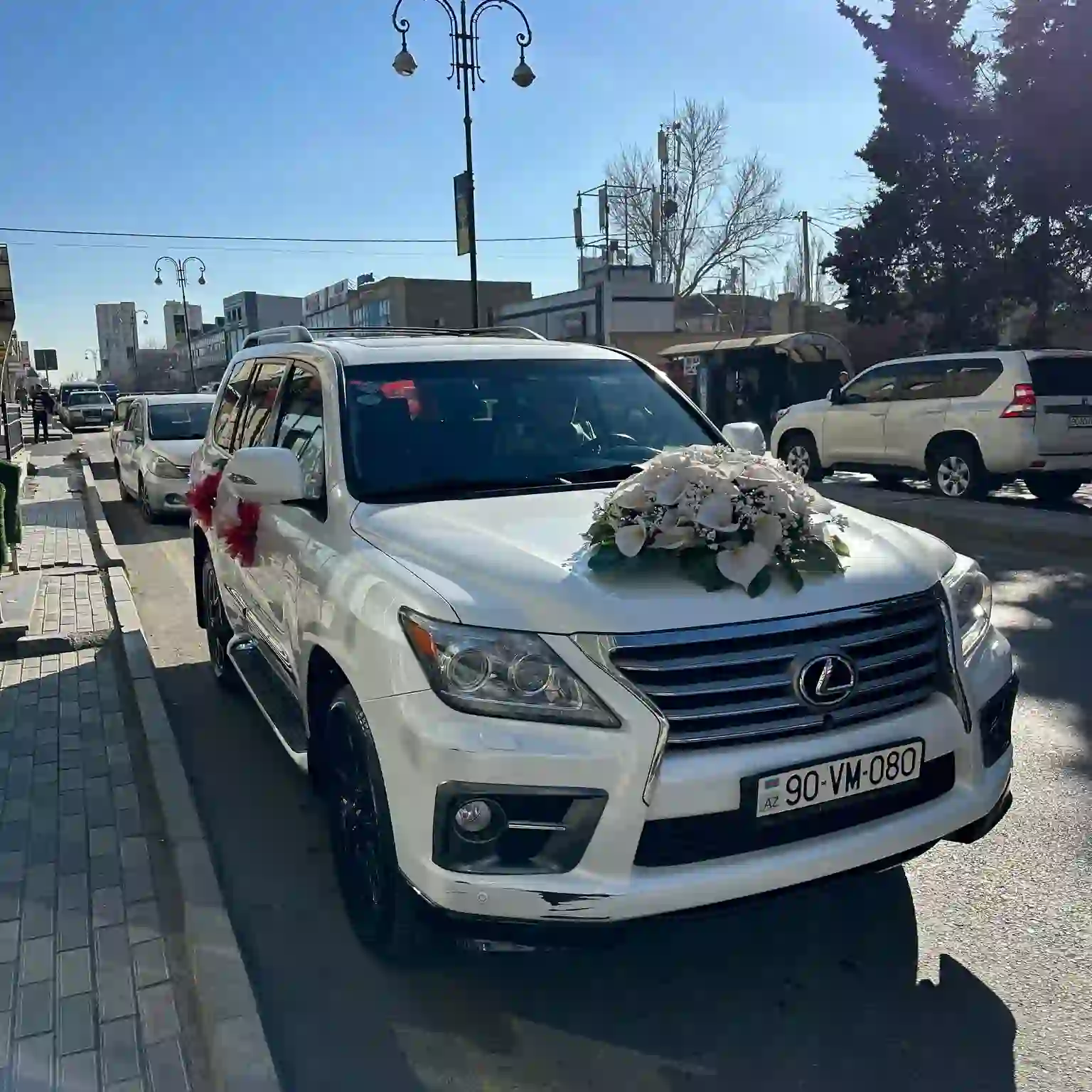 Maşın bəzəyi süni güllərlə kirayəsi