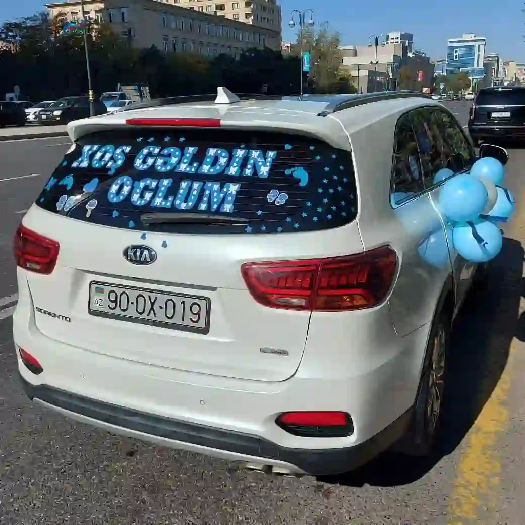 Maşın bəzəmə mavi şarlarla