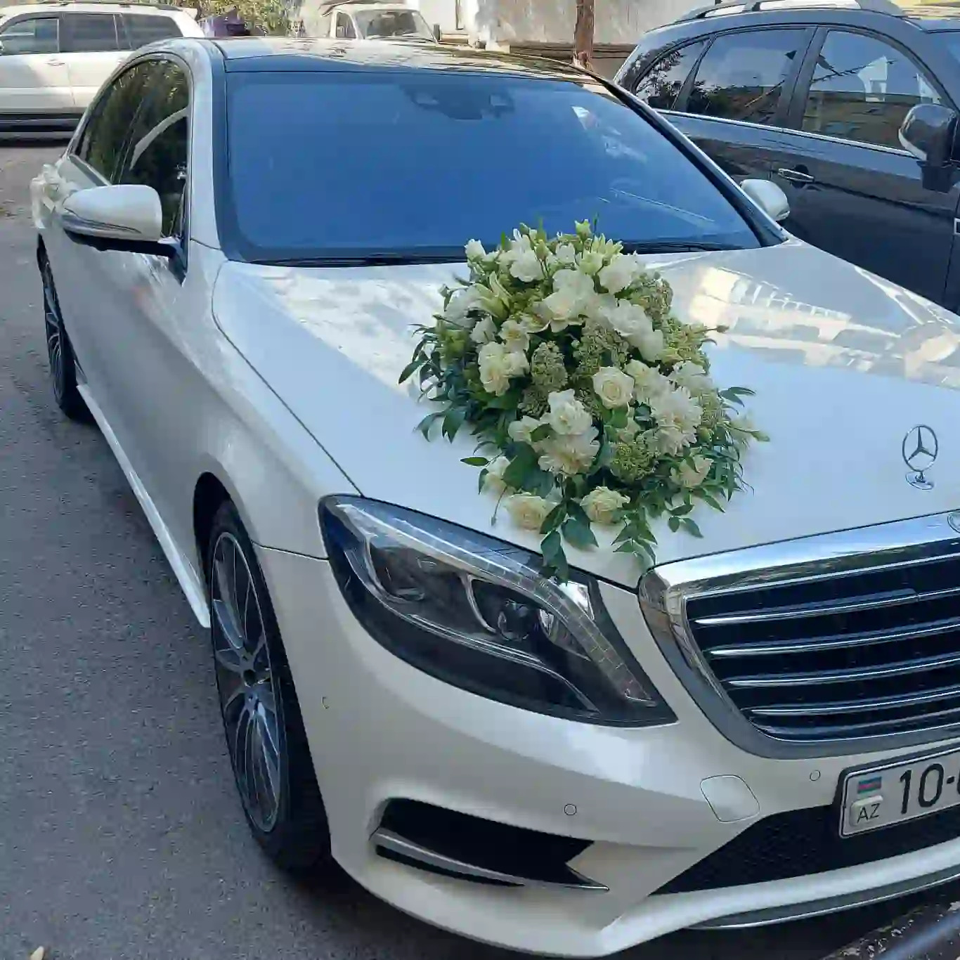 Maşın bəzəyi ağ rozalar