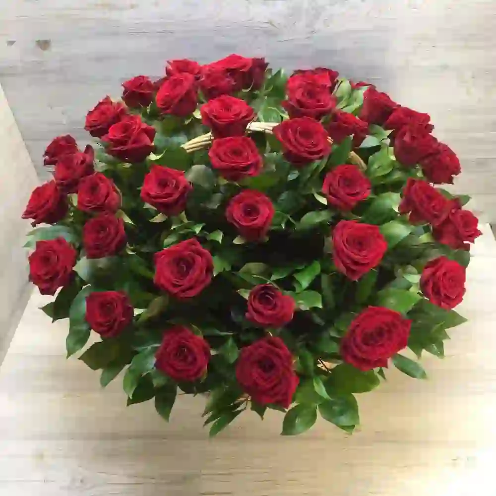 Gül səbəti qırmızı rozalarla