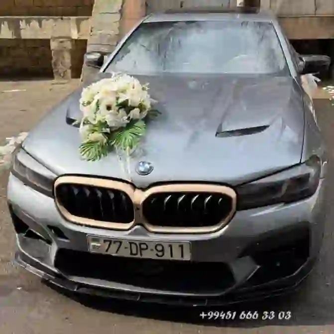 Maşın bəzəyi suni güllərlə