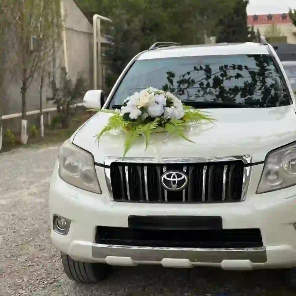 Maşın bəzəkləri ağ güllərlə