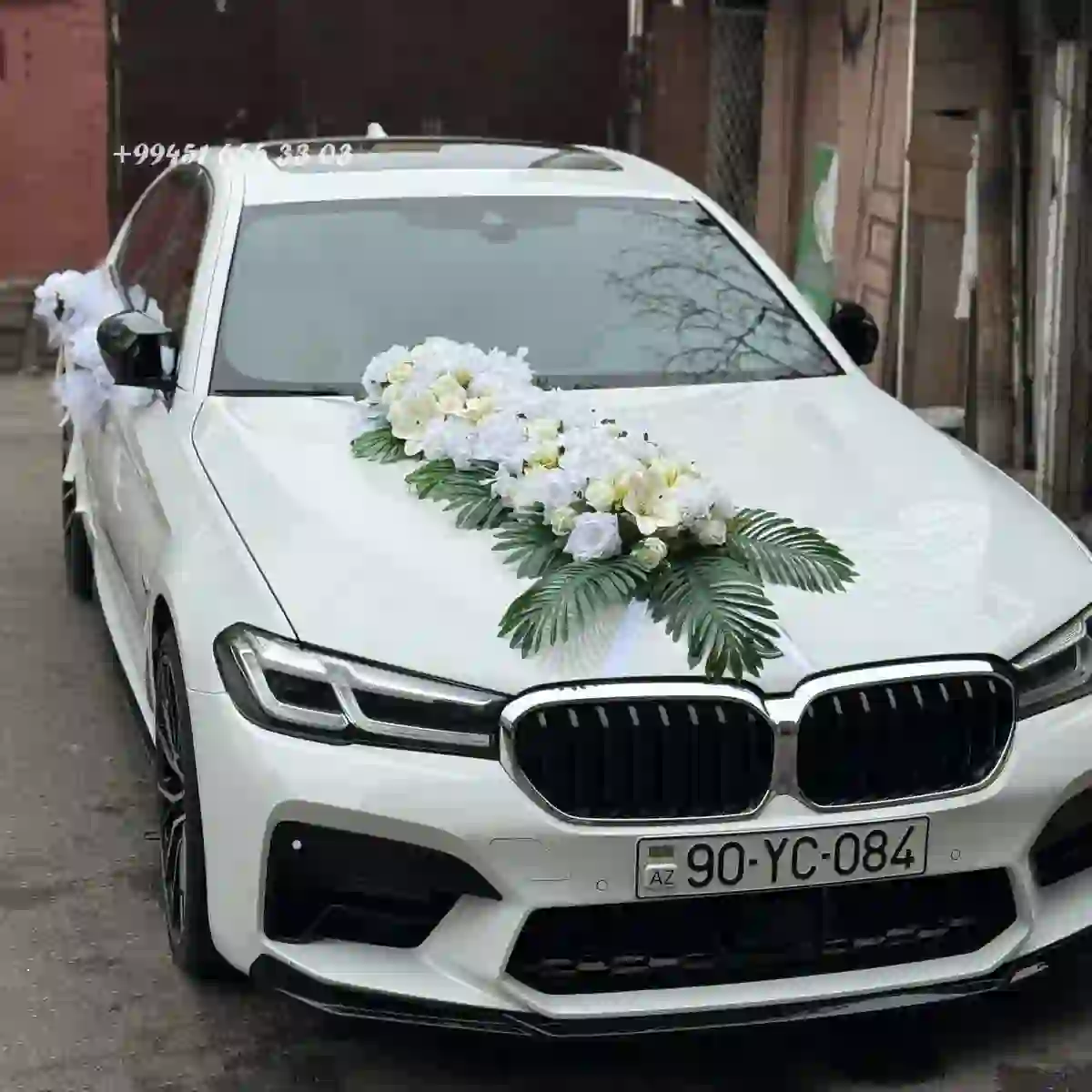 Maşın bəzəyi ağ güllərlə kirayə